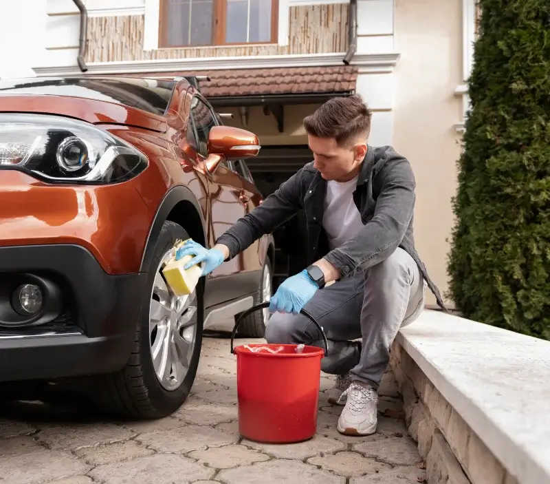 Lavage auto à domicile La Fare-en-Champsaur : professionnel intervenant sur un véhicule